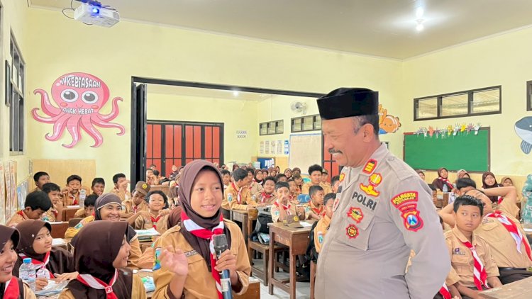Kanit-Binmas-Polsek-Taman-Edukasi-tentang-Bullying-dan-Bahaya-Narkoba-di-SDN-Pertapan-Maduretno